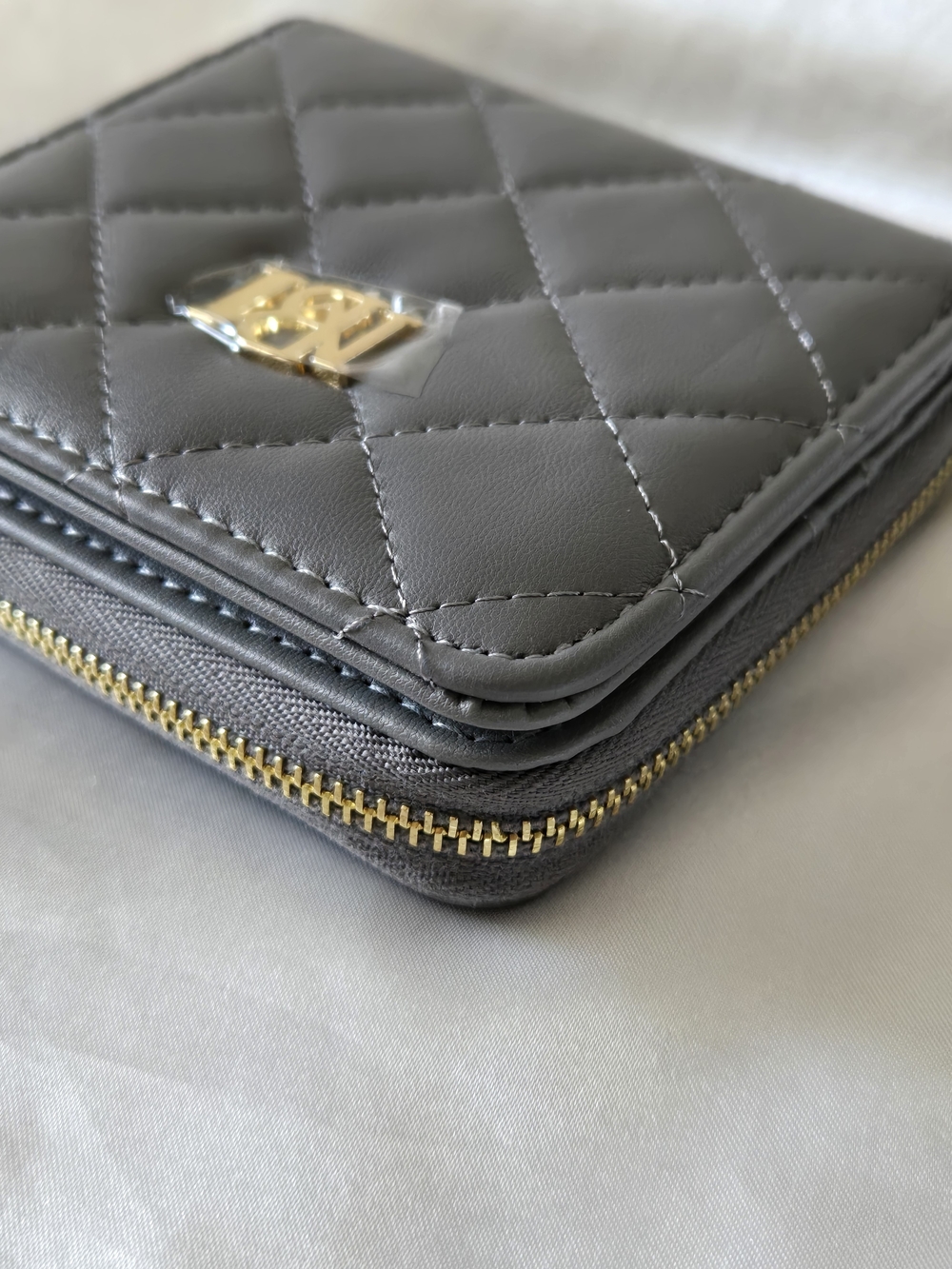 Badgley Mischka NWT Gray Quilted Zip Wallet with Gold Tone Logo - Picture 4 of 9